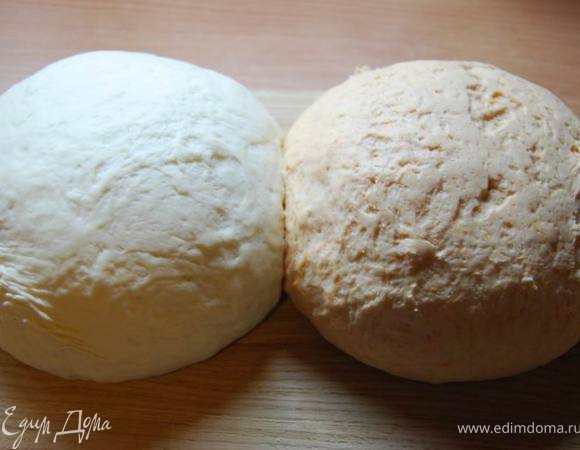 Накрываем пищевой пленкой и оставляем в теплом месте. Тесто должно увеличиться вдвое.