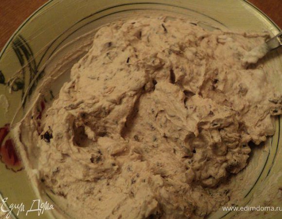 и ввести по 1 ст.ложке в пюре из чернослива, осторожно  размешивая до однородной массы.