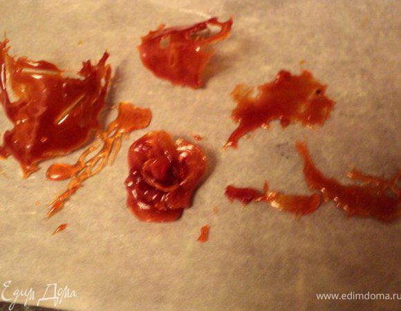 Карамель готовила так: смешала сахар, воду, лимонный сок и уварила на небольшом огне до карамелизации. Пергамент смазать слегка растительным маслом, выливать  по немногу растопленную карамель или размазывать вилкой лепестки. Дать немного остыть и из мягкой карамели сформировать листики. Полностью охладить. По мере застывания карамели в сковороде. нагревать ее на небольшом огне. Листики цветка склеить между собой растопленной карамелью. С карамелью работала первый раз, мне очень понравилось!