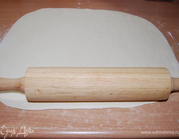 Раскатываем каждый шар теста в пласт прямоугольной формы одного размера.