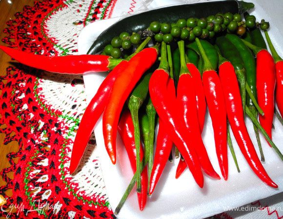 Для маринада смешать сок лимона, оливковое масло, соль, острый перчик, нарезанный кусочками (без семян), мелко нарезанный или раздавленный чеснок, листочки розмарина.  
