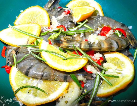 Креветки разморозить, промыть и замариновать минут на 15-30.  