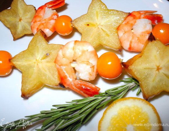 Очистить, нанизать на деревянные шпажки, чередуя с ягодами физалиса и звездочками карамболы. Получается очень красиво и празднично. И сочетание остро-пряных креветок с освежающим вкусом карамболы и сладковатым физалисом очень приятно))) У меня был перец очень жгучий, нечаянно облизала палец и тут же вспомнила про год Дракона (какой же он, всё-таки огнедышащий:))) 