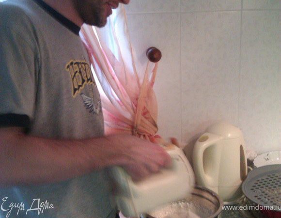 Мусс: Творог взбить блендером со сметаной, ванильным сахаром и сахаром. Отдельно замочить желатин в горячей воде, убедиться, что нет комочков и добавить к творожно-сметанной массе. Снова хорошо взбить. 
 * в этом не легком деле мне помогли :) 