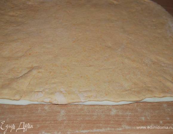 Сверху белого кладем оранжевый пласт.