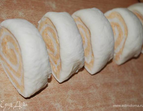 Разрезаем рулет на небольшие кусочки.