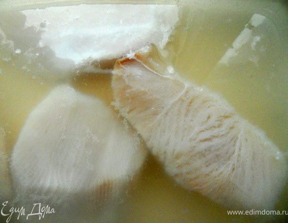 Стейки предварительно разморозить (оставлял на ночь в холодильнике), после чего промыть холодной водой. Положить в емкость, залить холодной водой, добавить лимонный сок (3-4 ст.л.) и убрать на 1-1,5 часа в холодильник. ***Этот шаг позволяет предотвратить появление неприятного аммиачного запаха при жарке - так мне поведал Интернет. Но, если честно, мне показалось, что мой производитель повел себя крайне честно по отошению к покупателю, и можно было пропустить этот шаг (по инструкции разрешалось сразу жарить), но все же можно и подстраховаться!)***