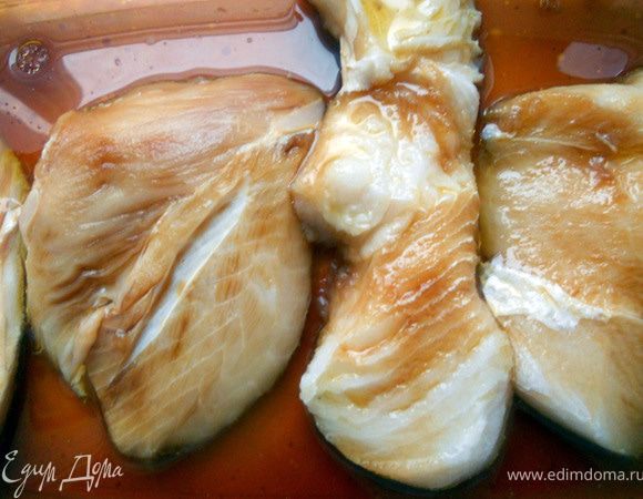 Воду слить и стейки в очередной раз промыть. Вернуть в емкость и залить смесью оливкового масла с соевым соусом, оставить мариноваться на 30-60 минут, несколько раз перевернув стейки. ***В результате маринования мясо станет чрезвычайно нежным, волокна размягчатся - в общем, нормальное явление! Кстати, в моем случае опять же инструкция не предполагала маринование, но я решил не пропускать шаг***. Разогреть (достаточно сильно, позже можно уменьшить огонь) в сковороде небольшое количество оливкового масла. Стейки желательно слегка просушить/промокнуть и отправить на сковородку. Обжаривать с каждой стороны по 4-5 минут, несколько раз можно прижать широкой лопаткой ко дну сковороды. У готовых стейков тонкая слегка хрустящая корочка, а мясо настолько нежное, что начинает расслаиваться в сковороде - в общем, совершенно прекрасно! 