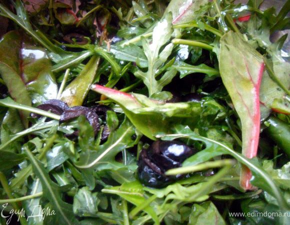 Маслины нарезать колечками, каперсы промыть и измельчить, стейки разделить на кусочки (сохранять теплыми). Соединить в миске руколу, маслины и каперсы, заправить оливковым маслом и перемешать. На тарелки выложить салат, оформить стейками, еще раз сбрызнуть оливковым маслом и присыпать свежемолотым черным перцем. Подавать сразу же!  