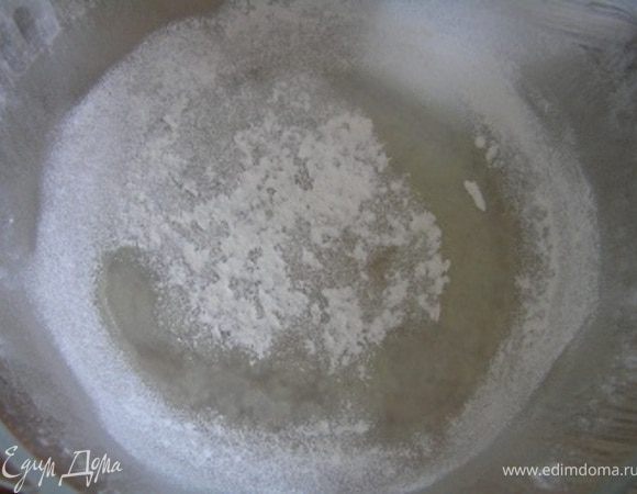 Разогреть духовку до 180*С. Форму диаметром 16-18 см, смазать сливочным маслом и присыпать мукой. 
