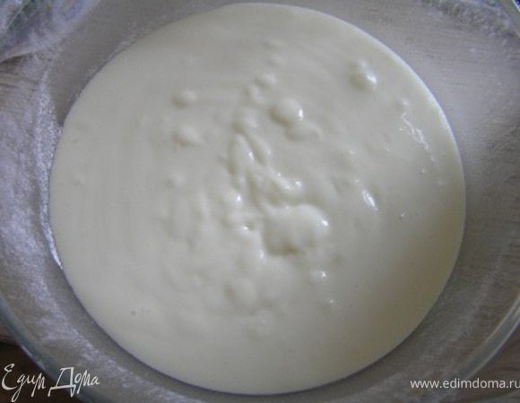 Выложить полученную смесь в подготовленную форму.
