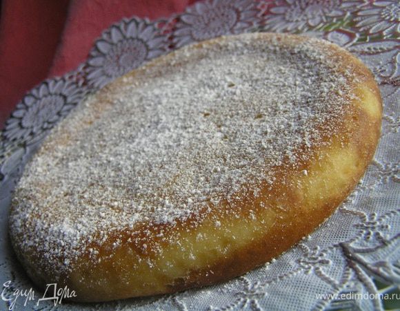 Затем аккуратно перевернуть на сервировочное блюдо и посыпать сахарной пудрой.

