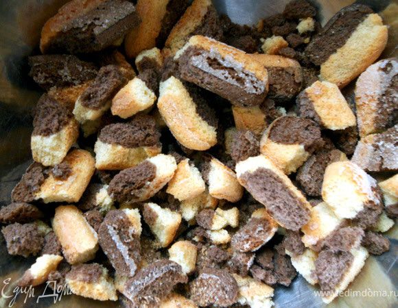 Печенье разломать и выложить в миску. 