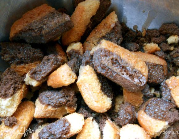 Залить ликером и оставить на 30 минут пропитаться. 