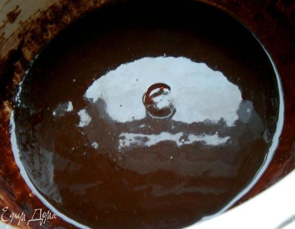 Шоколад растопить на водяной бане, помешивая. 