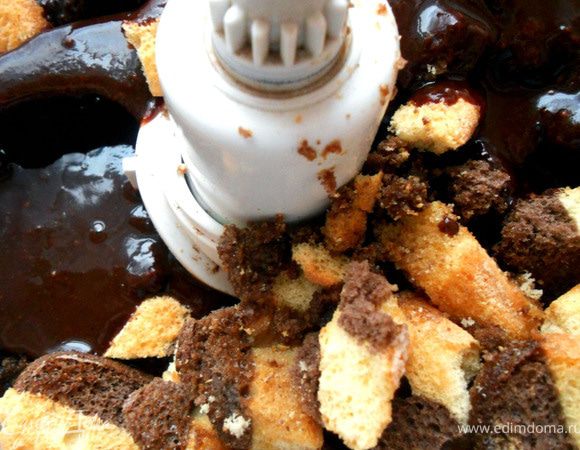 Соединить шоколад с печеньем и хорошо растереть с помощью комбайна. 