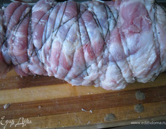 Завернуть в рулет обвязать хорошенько ниткой. 