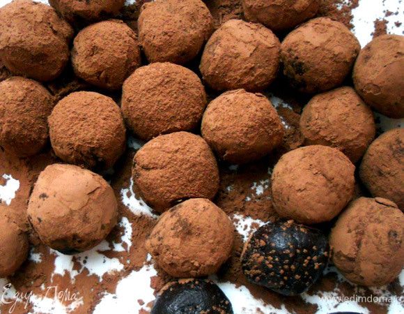 Сформировать конфеты и обильно обвалять в какао-порошке. Охладить как минимум 1 час, после чего можно подавать. Хранить в холодильнике, в контейнере с крышкой, 5 дней. 