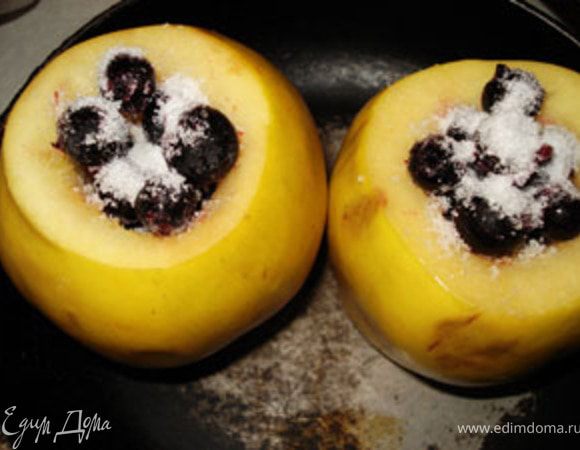 В отверстие положить мороженную смородину, посыпать сахаром, закрыть крышечкой и поставить в духовку минут на 30-50, в зависимости от размера айвы