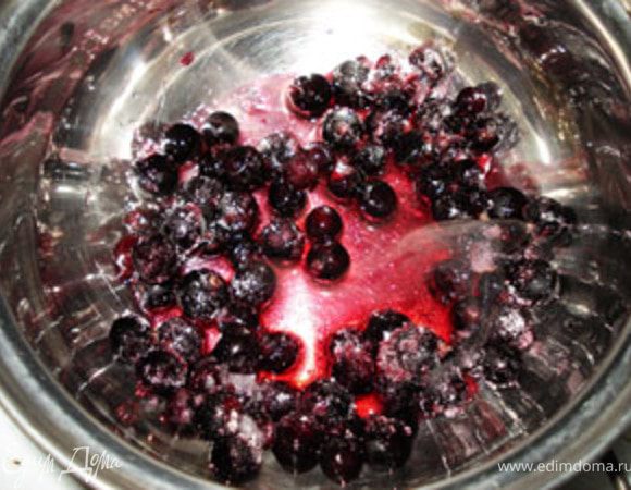Приготовить соус из смородины-мороженную смородину с сахаром и небольшим количеством воды довести до кипения.