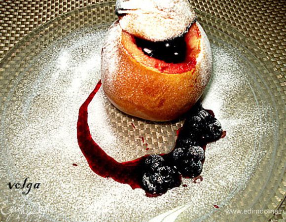 После запекания айву посыпать сахарной пудрой и подавать со смородиновым соусом