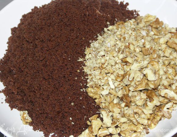 Измельчить бисквит(в крошку)и орехи(частично мелко,частично крупно).