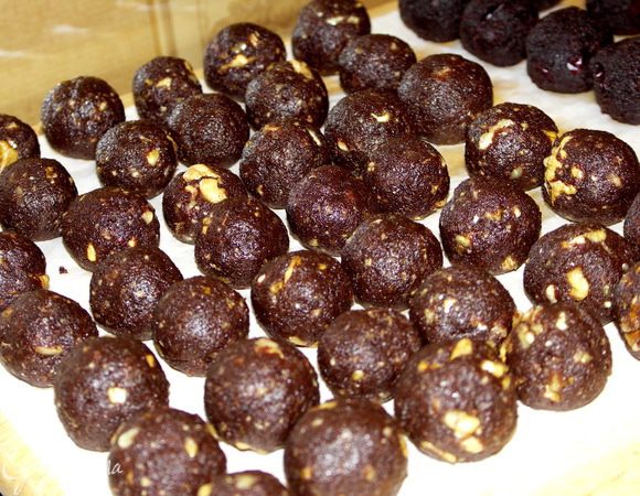 Вылепить конфетки.