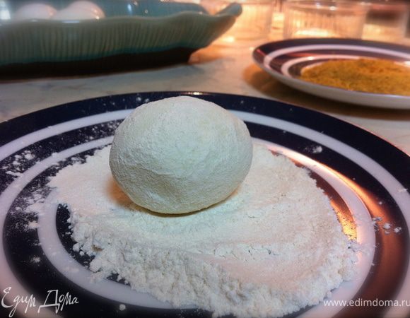 Очищенные вареные яйца обвалять в муке- так к ним будет лучше липнуть фарш ;) Духовку разогреть до 190С.