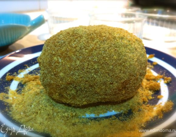 фарш смешать со специями, разделить на 4 части. Руки смочить в воде, взять 1 часть фарша, в середину положить яйцо, свернуть фарш таким образом, чтобы яйцо оказалось внутри него. Яйцо для панировки немного взбить, обмакнуть нашу "котлетку" сначала в яйцо, затем в хлебные крошки или панировочные сухари. Я предпочитаю последние. Повторить то же самое с остальным фаршем и яйцами.
Противень застелить бумагой для выпечки или силиконовым ковром. Я боялась, что в процессе выпечки фарш начнет просачиваться сквозь панировку и весь противень будет испачканным, но этого не произошло. Яйца прекрасно запекаются внутри фарша, а фарш прекрасно готовится под панировкой:)