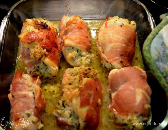 Разогреть в сковороде растительное масло и обжарить рулетики со всех сторон до золотистого цвета. Обжаренные рулетики уложить в небольшую форму для выпечки, добавить 1 ст. ложку сливочного масла, полить вином и запекать в разогретой духовке 25-30мин. 
