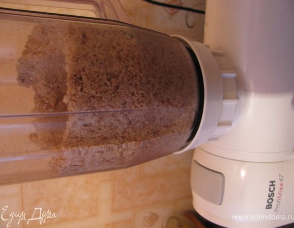 Измельчаем в блендере миндаль