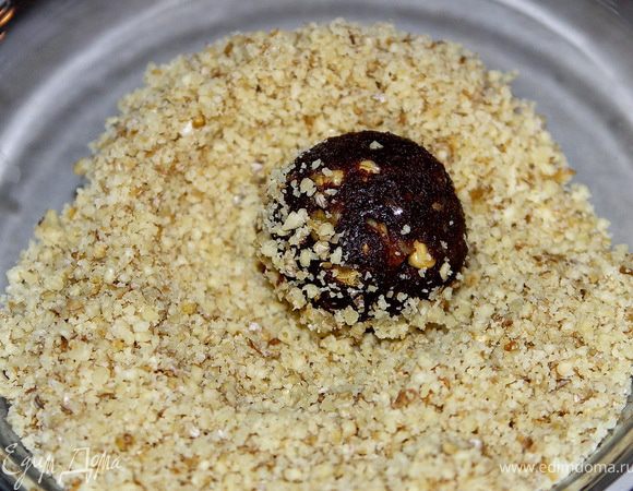 Обвалять в ореховой крошке...