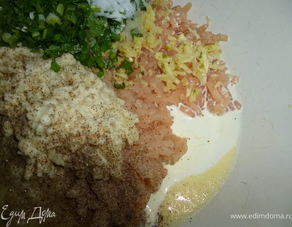 Приготовим фарш:мясо пропустить через мясорубку вместе с репчатым луком и хлебом,вымоченным в молоке.Добавим мелко нарезанную зелень,натертый имбирь,раздавленный и мелко нарезанный чеснок,слегка взбитое со сливками яйцо,соль и перец.