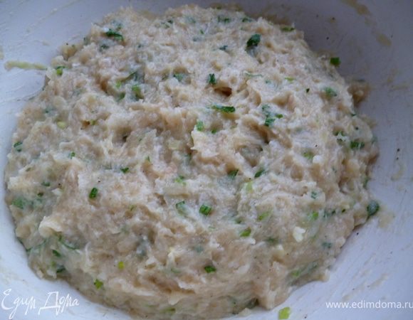 Фарш хорошо перемешать и слегка выбить,отправить на 1час в холодильник для созревания.