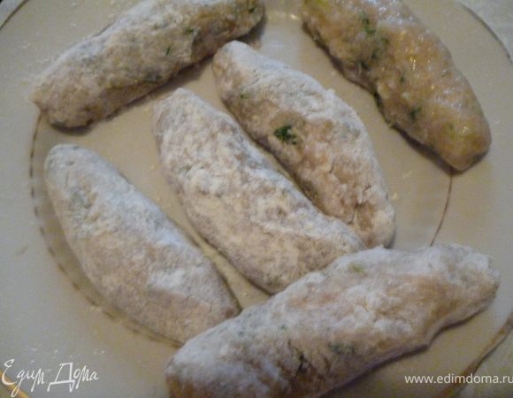 Хорошо обвалять колбаски в муке и дать полежать минуты 3,чтобы впиталась мука.