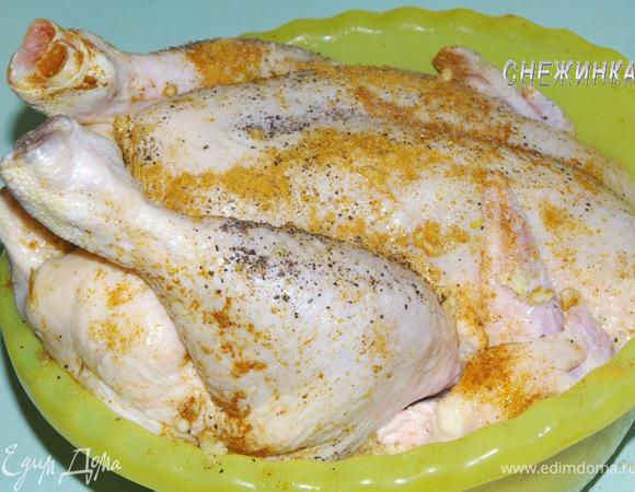 Курицу помойте. Посыпьте солью, перцем, пряностями. Чеснок почистите, пропустите через пресс, хорошо натрите курицу. Не забудьте внутри тоже натереть приправами и чесноком! Накройте тушку пищевой пленкой и оставьте мариноваться в холодильнике около 1 часа. Можно оставить на ночь, а утром запечь.