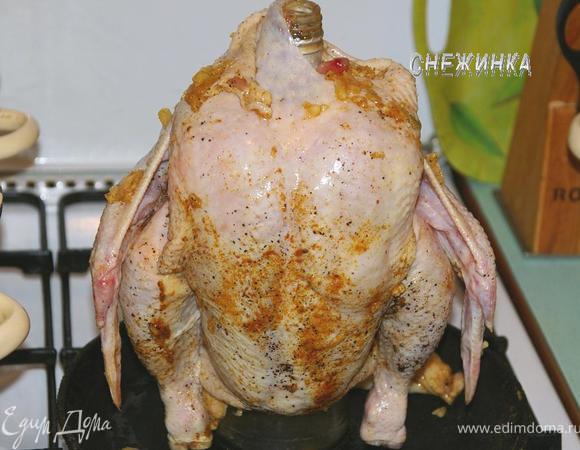 «Усадите» курицу на бутылку.