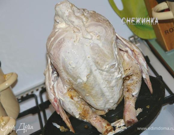 Смажьте сметаной.