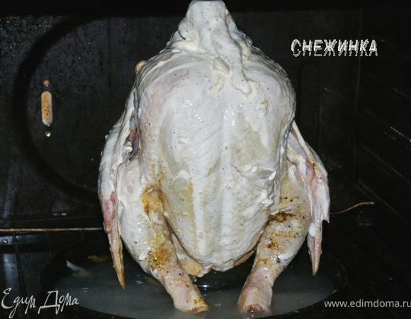 Включите духовку. Решетку положите на самый низ духовки. Сковороду с курицей поставьте на решетку. В сковороду налейте 200 мл воды.
