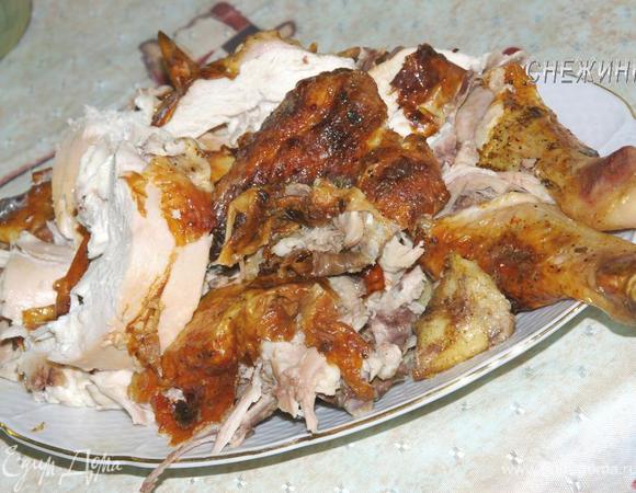 Поэтому лучше разрезать курицу на порции. Осторожно! Горячо! Придерживайте вилкой и режьте ножом. Приятного аппетита!