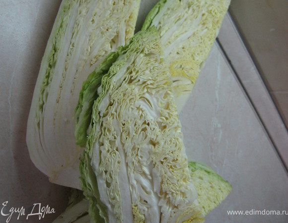Возьмите любое количество капусты, разрежьте кочан на 4 части.