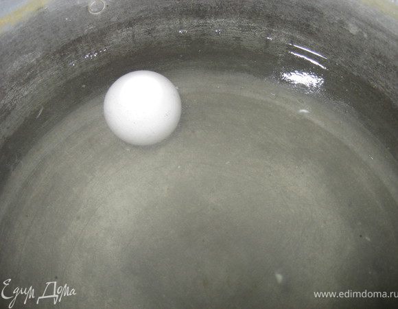 Приготовьте рассол: воду возьмите из такого расчета, чтобы хватило залить капусту в подходящей емкости так, чтобы вода немного покрывала капусту. В воду добавьте столько соли, чтобы опущенное сырое яйцо осталось на поверхности. Рассол должен быть очень крепкий (можно изначально нарезанную капусту уложить в емкость, залить водой, затем слить ее и, имея точный объем воды, приготовить рассол).