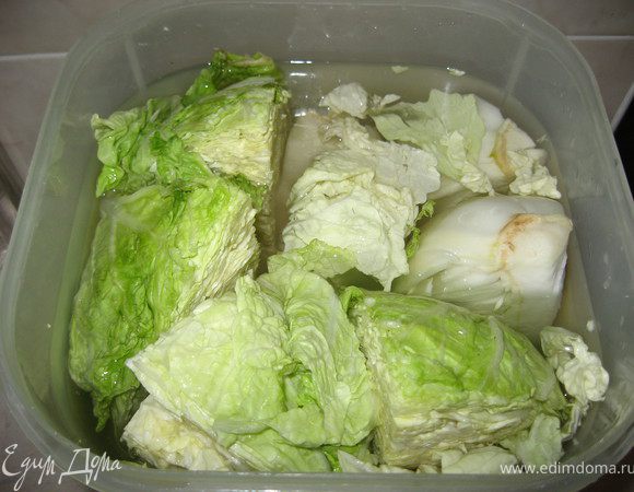 Через 12 часов проверьте капусту на соль. Если соли мало, то выдержите еще какое-то время. Если капуста просолилась очень сильно, можно промыть ее и подержать в чистой воде.