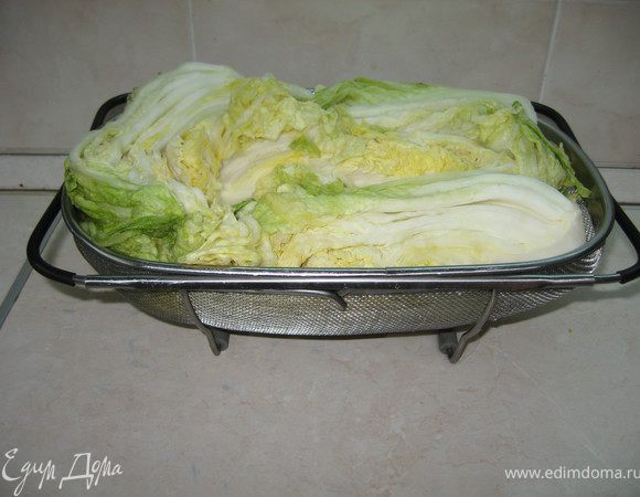 Выньте капусту, тщательно промойте, дайте воде стечь. 