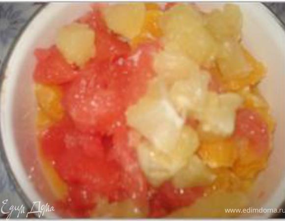 Цитрусовые очистить, разделить на дольки, удалить пленку с долек и порезать на кусочки.