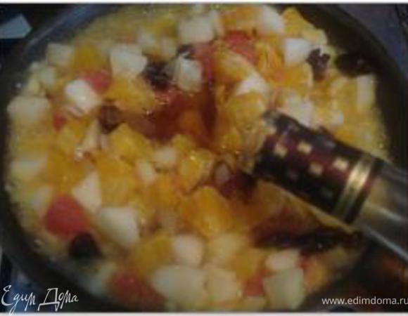 Затем добавить имбирь, сахар, коньяк, цитрусовые, грушу, нарезанную кубиками. Тушить около 5 минут.