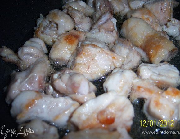 Из мяса убрать косточки, нарезать небольшими кубиками и положить в сковороду, тушить в собственном соку. Затем налить раст.масло и обжарить со всех сторон. 