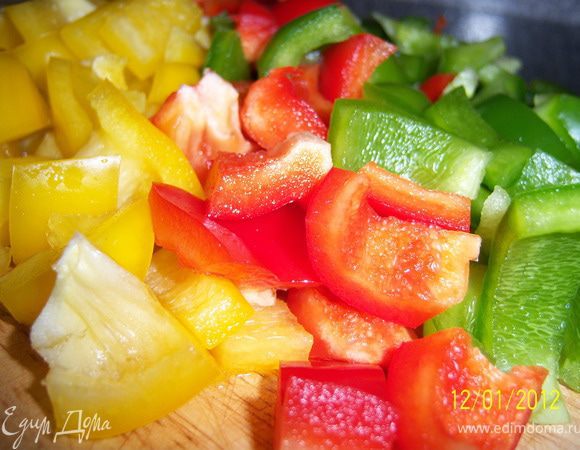 Перцы почистить, нарезать небольшими кубиками и добавить к основной массе.