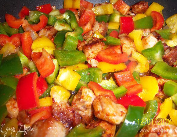 Когда перцы потушатся, добавить специи по вкусу, налить соевый соус и всё размешать.