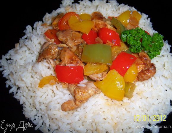 На блюдо выложить рис, положить готовое мясо и посыпать мелко нарубленную зелень. Приятного аппетита!!!